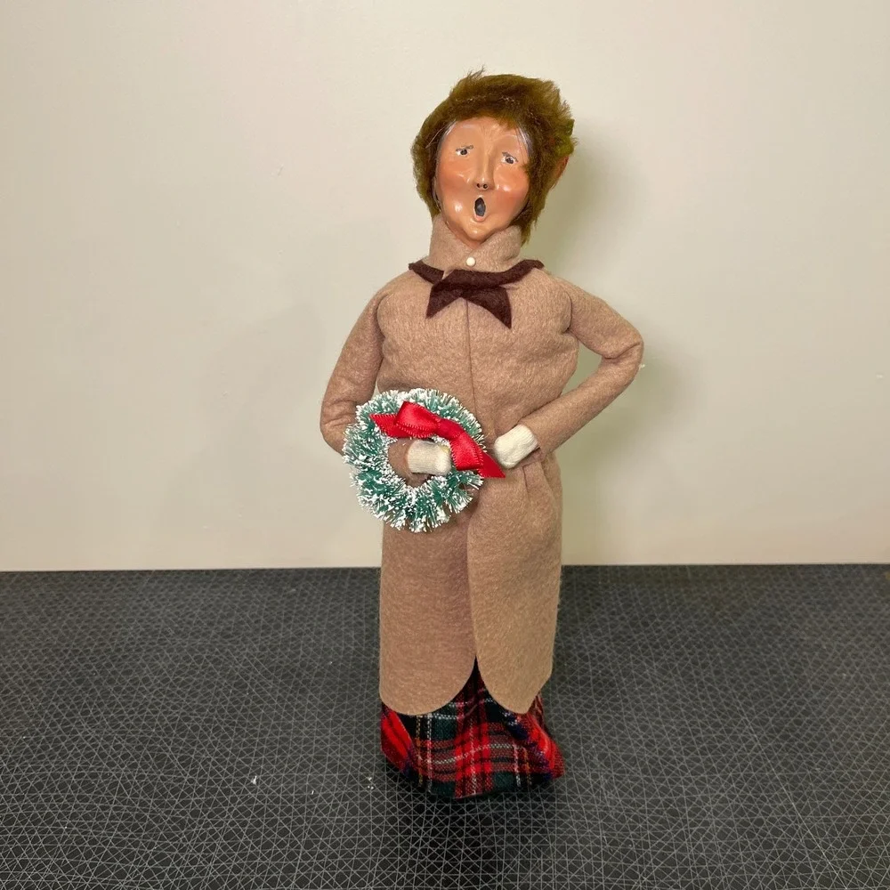 Byers Choice‎ Caroler Woman with Wreath, Brown Trenchcoat, Fur Lined Cap, Plaid